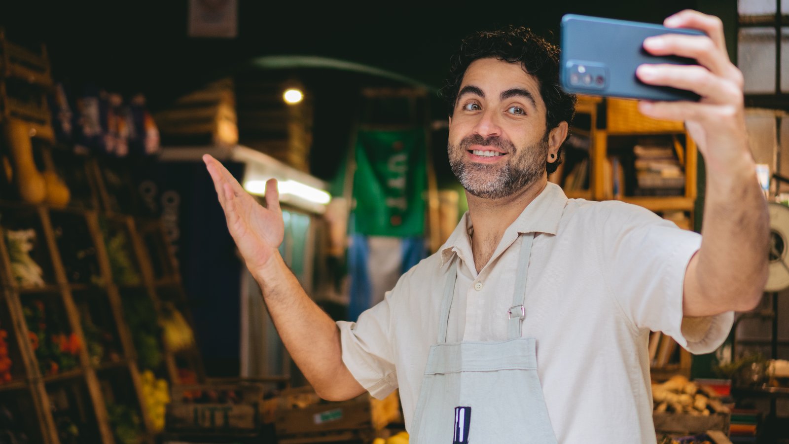 Cómo crear tu primera campaña en Facebook e Instagram, paso a paso Dueño de una verdulería graba con su celular un video para promocionar su tienda